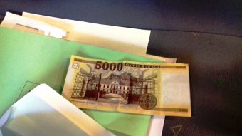 Kenőpénzzel ment a műszakira, rendőrt hívtak rá