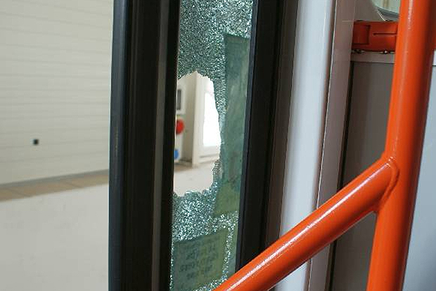 Baltával estek neki a villamosnak Szegeden