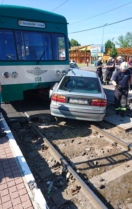 Autóval ütközött a HÉV Csepelen 4