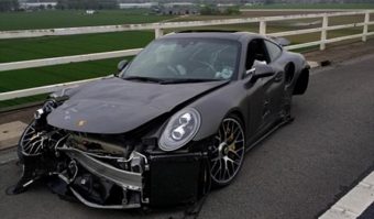 Hatalmas dugót okozott a két eszement száguldozó