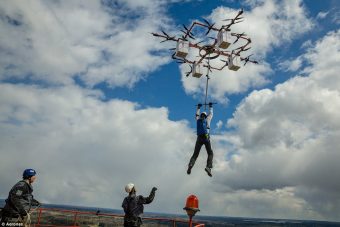 Drónról ugrott egy ejtőernyős Lettországban