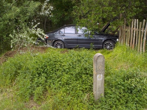 Képeken a kerítésbe csapódott BMW