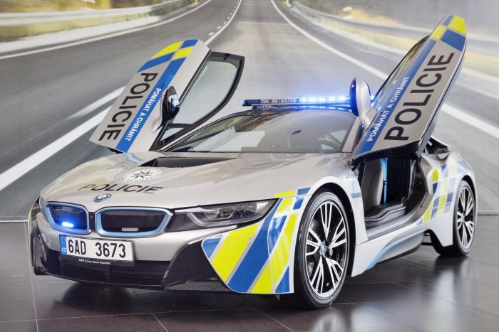 Hibrid luxuskupéval furikáznak a cseh zsaruk 6