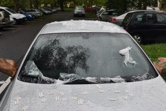 Videón a szombathelyi BMW, amit szeméttel díszítettek fel