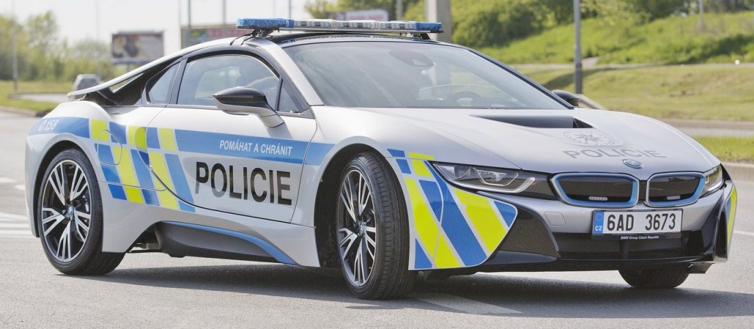 Hibrid luxuskupéval furikáznak a cseh zsaruk