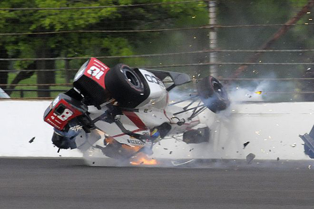 Csoda történt a falnak csapódott Indy-pilótával