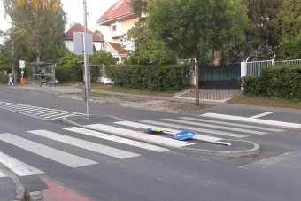 Életveszélyes zebra Budán, gyerekek veszélyben