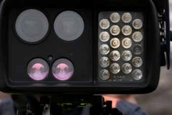 Ez a rendőr biztos elfelejtette, hogy itthon már nem illik így traffizni