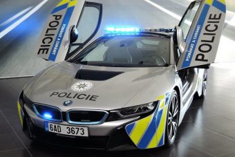 Hibrid luxuskupéval furikáznak a cseh zsaruk