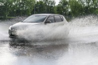 Tengely alatti vízszint nem okozhat gondot semmilyen autónak, kivéve talán a gokartot