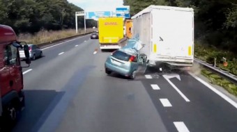 Két kamion passzírozta szét a Fordot