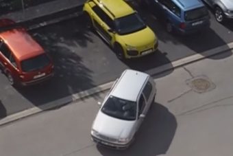 Videón egy fiatal nő pokla a parkolóban