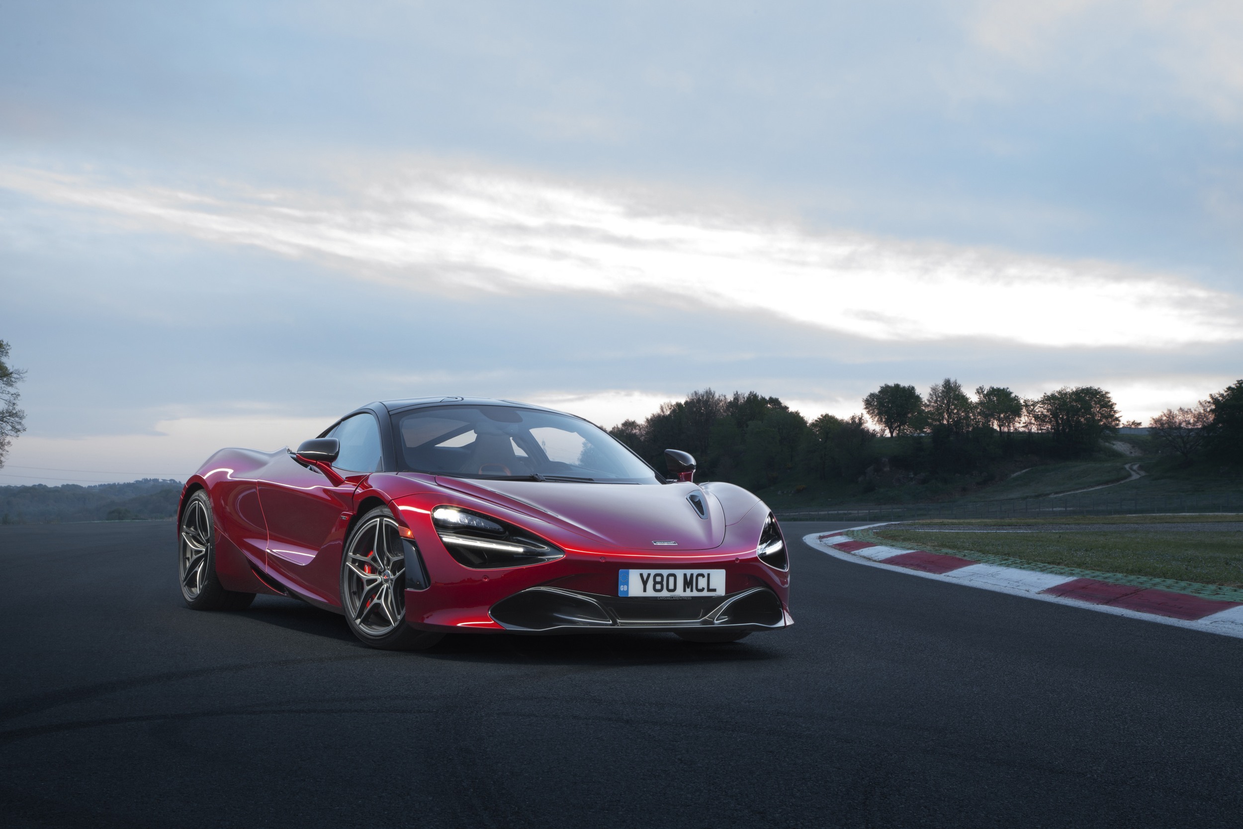 Képes ébresztő: öt tucat új fotón a csodálatos McLaren 720S 7