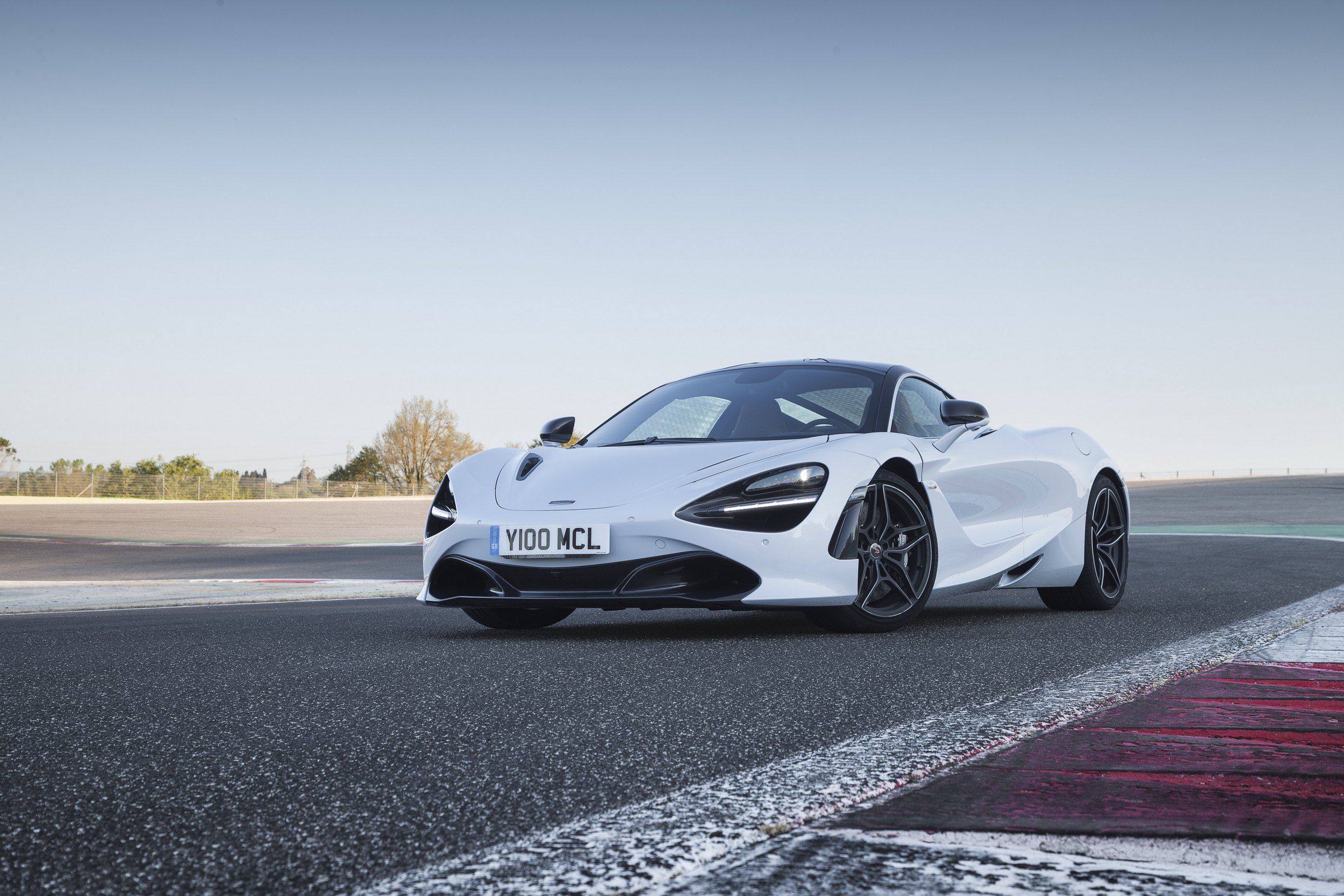 Képes ébresztő: öt tucat új fotón a csodálatos McLaren 720S 24