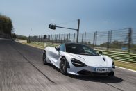 Képes ébresztő: öt tucat új fotón a csodálatos McLaren 720S 88