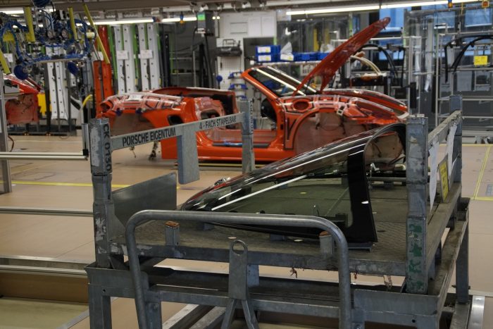 Egy őrült nap a Porschénél 3 Egy jellegzetes alkatrész: a Targa hátsó üvege