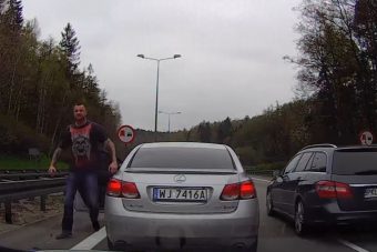 Valódi autópálya háborút indított a Mercedes vérszomjas vezetője