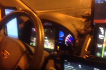 Ez az orosz taxisofőr perverz módon vonzódik a képernyőkhöz