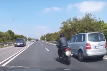 Jobbról előzött közveszélyes módon a motoros, és ez nagyon nincs rendben