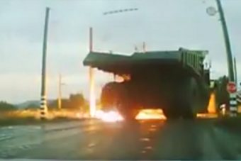 A hatalmas bányadömper villanypóznának ütközött, elszabadult a pokol