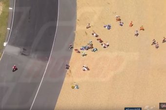 Óriási tömegbalesettel indult a motorverseny