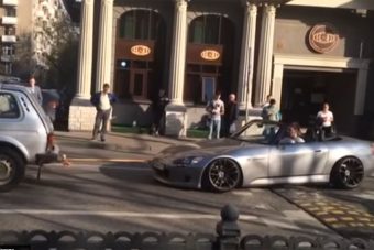 Fekvőrendőr tett keresztbe a porig ültetett Hondának