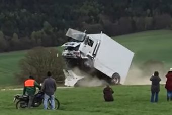 Élő ember ült a töréstesztnél használt járműben