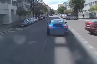 Tűzoltókkal kekeckedett a bunkó Porsche-sofőr
