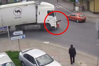 Hátborzongató videó, kamion gázolta el a holttérbe kerülő gyalogost