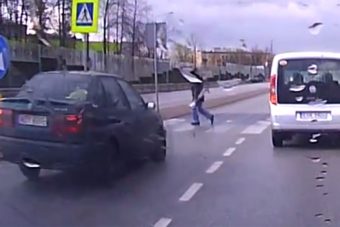 Hajszál híján halál a zebránál, ezért kell lassítani