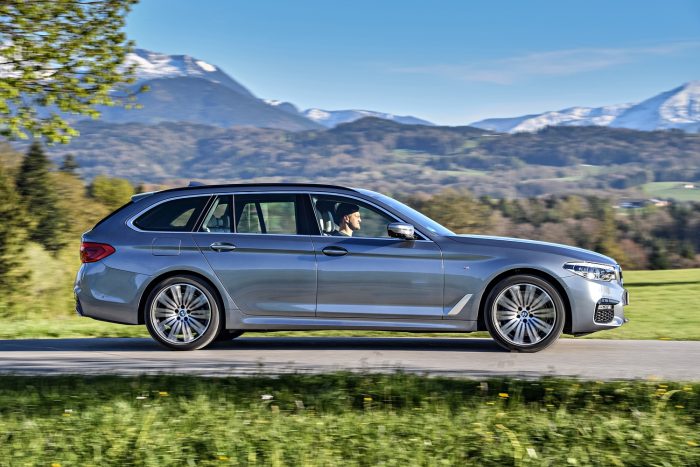 Kívánni sem lehetne többet 45 5-ös BMW-ből már a hetedik generációnál tartunk, a Touring modell csak az E34-estől része a kínálatnak