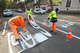 Zseni a sablon nélkül festő munkás