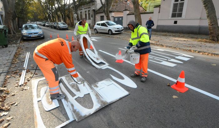Zseni a sablon nélkül festő munkás 1