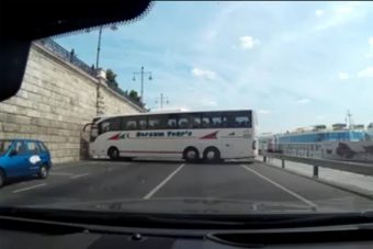 Vajon sikerül megfordulnia ennek a busznak a pesti rakparton?