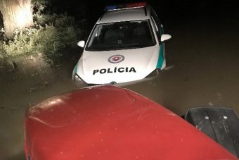 Autós üldözés Gútán, a rendőr is a folyóban végezte