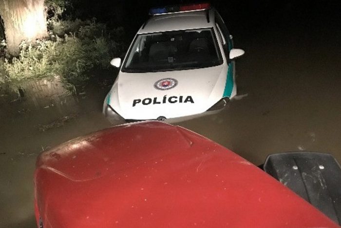 Autós üldözés Gútán, a rendőr is a folyóban végezte