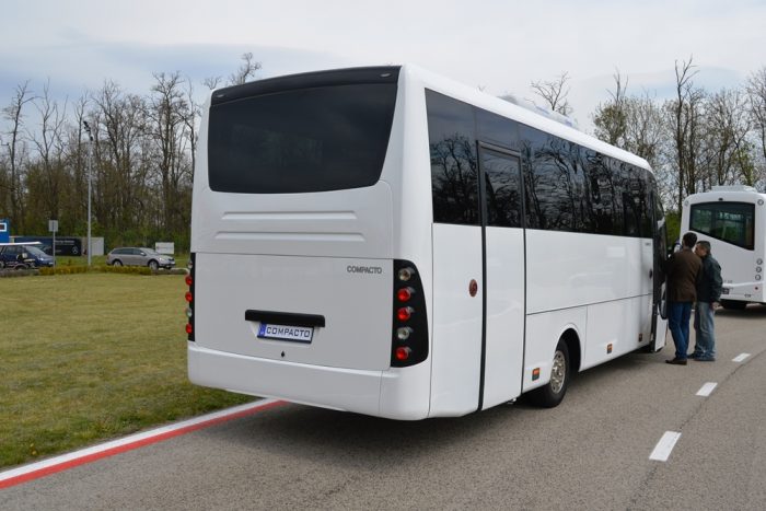 Bemutatkozik a legújabb magyar midibusz 1 Nagybuszos vonalakkal büszkélkedhet a Compacto hátulja.