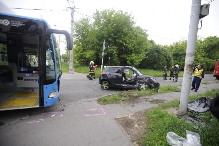 Fotókon a súlyos budapesti baleset 1 Budapest, 2017. május 7. Rendõri helyszínelés a XXIII. kerületben, a Szent László és Tartsay utca keresztezõdésében, ahol összeütközött egy autóbusz és egy autó 2017. május 7-én. A személygépkocsiban két ember megsérült. MTI Fotó: Mihádák Zoltán