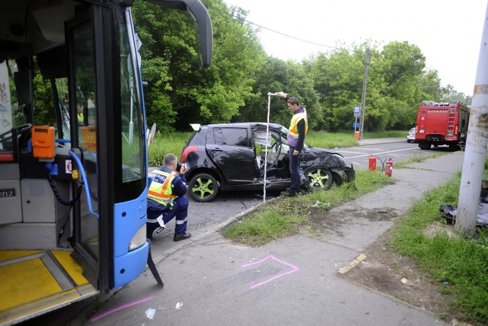 Fotókon a súlyos budapesti baleset 2 Budapest, 2017. május 7. Rendõri helyszínelés a XXIII. kerületben, a Szent László és Tartsay utca keresztezõdésében, ahol összeütközött egy autóbusz és egy autó 2017. május 7-én. A személygépkocsiban két ember megsérült. MTI Fotó: Mihádák Zoltán