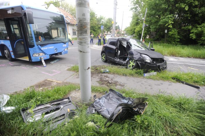 Fotókon a súlyos budapesti baleset 3 Budapest, 2017. május 7. Rendõri helyszínelés a XXIII. kerületben, a Szent László és Tartsay utca keresztezõdésében, ahol összeütközött egy autóbusz és egy autó 2017. május 7-én. A személygépkocsiban két ember megsérült. MTI Fotó: Mihádák Zoltán
