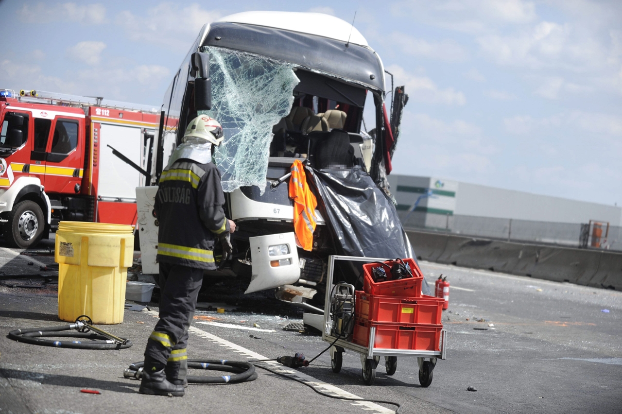 Megrázó képeken a halálos buszbaleset 1