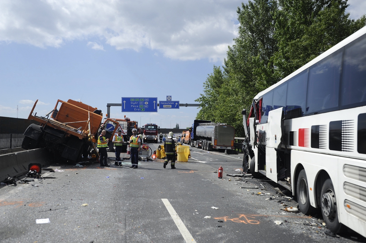 Megrázó képeken a halálos buszbaleset 5