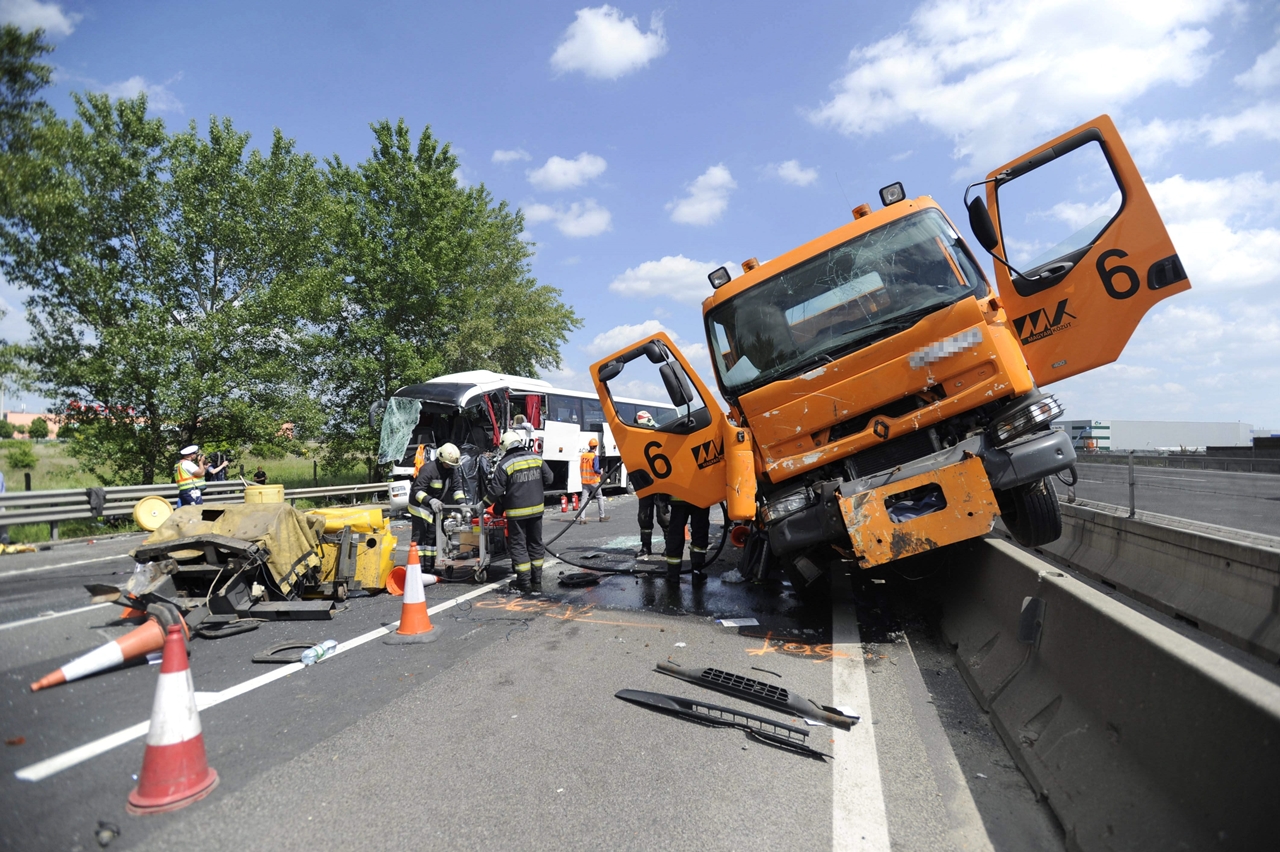 Megrázó képeken a halálos buszbaleset 6