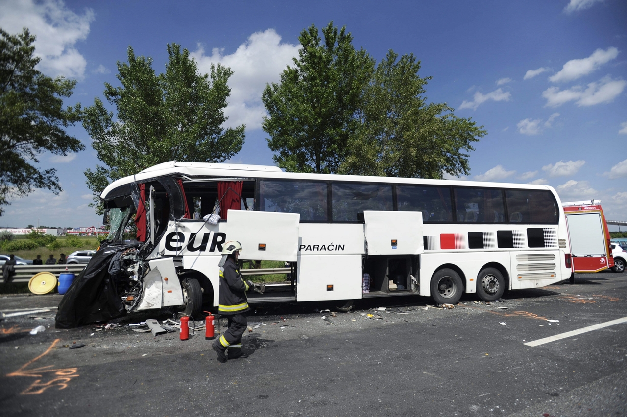 Megrázó képeken a halálos buszbaleset 7