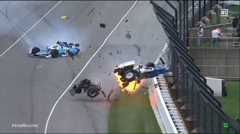 Horrorbaleset az Indy 500-on, áll a futam - videó