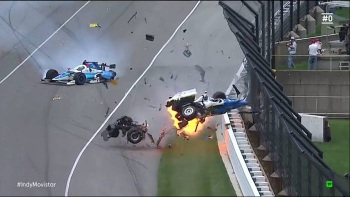 Horrorbaleset az Indy 500-on, áll a futam – videó