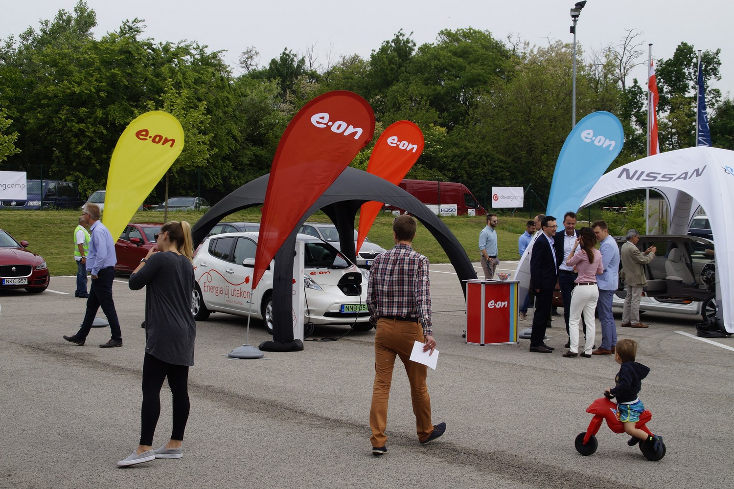 Rollertől öttonnás teherautóig: elektromos seregszemle Zsámbékon 20