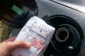 Tényleg megöli a motort a tankba töltött cukor?