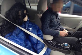 Lebukott a bábuval kamuzó villanyautó-sofőr