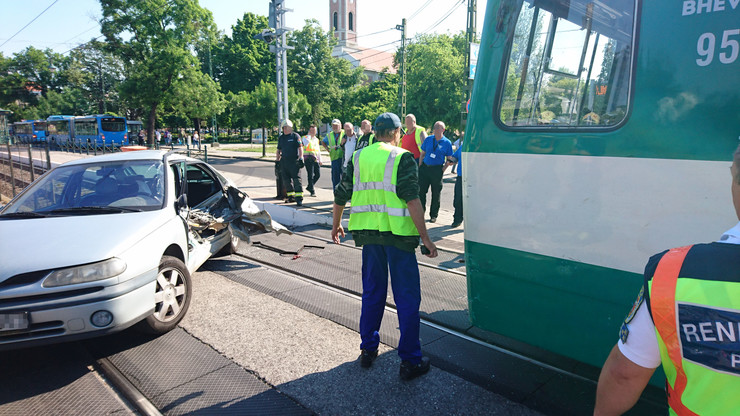 Autóval ütközött a HÉV Csepelen 1